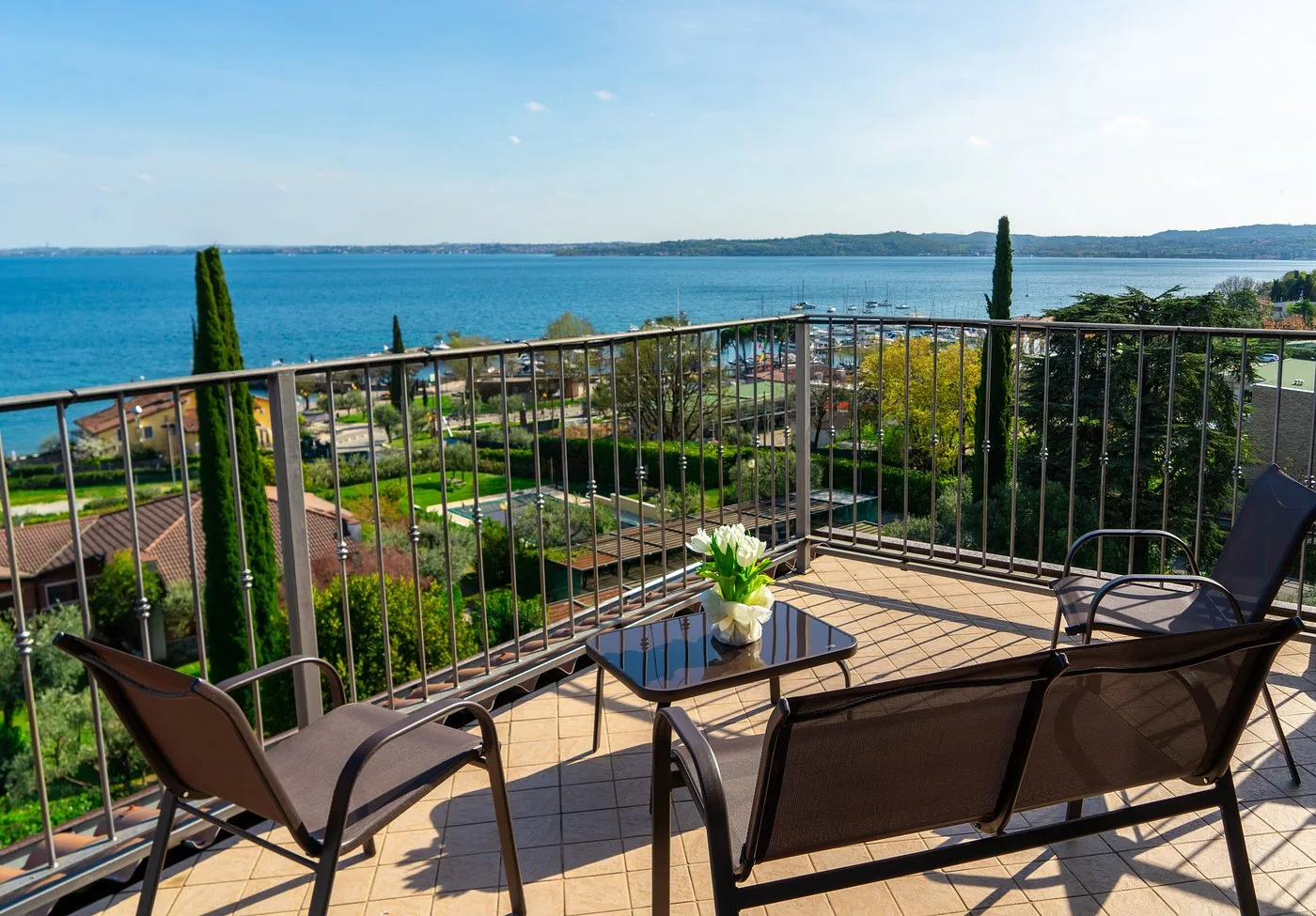 Ampia terrazza con tavolino e sedie e vista panoramica sul lago