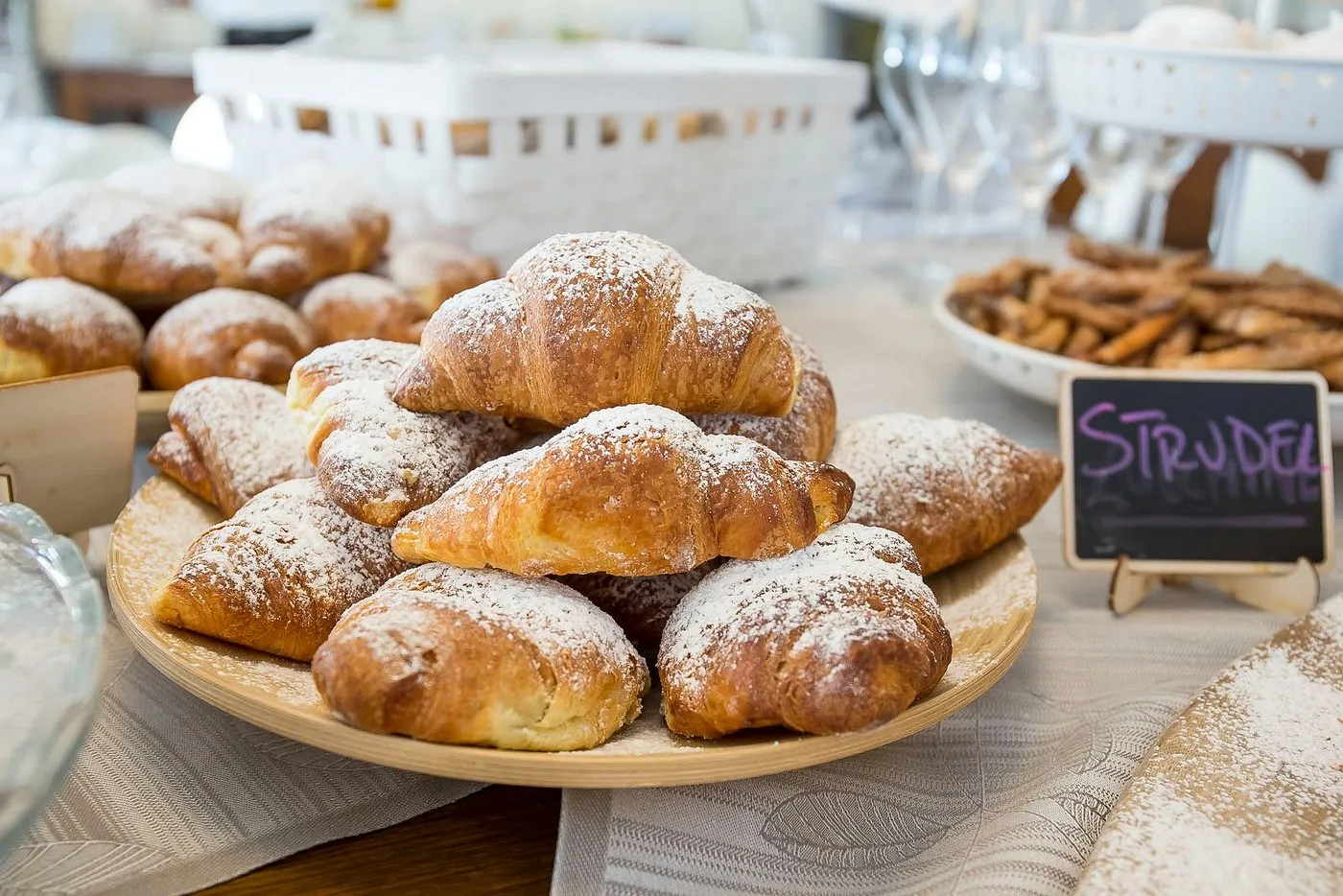 Piatto di croissant caldi spolverati di zucchero a velo al buffet