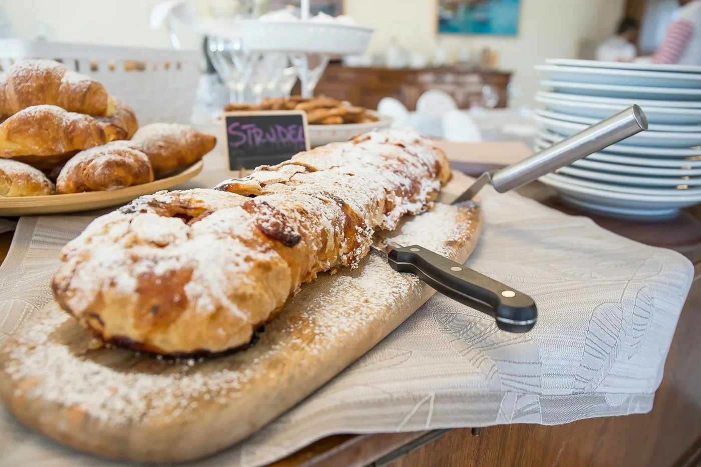 Strudel e croissant spolverati di zucchero a velo al buffet della colazione