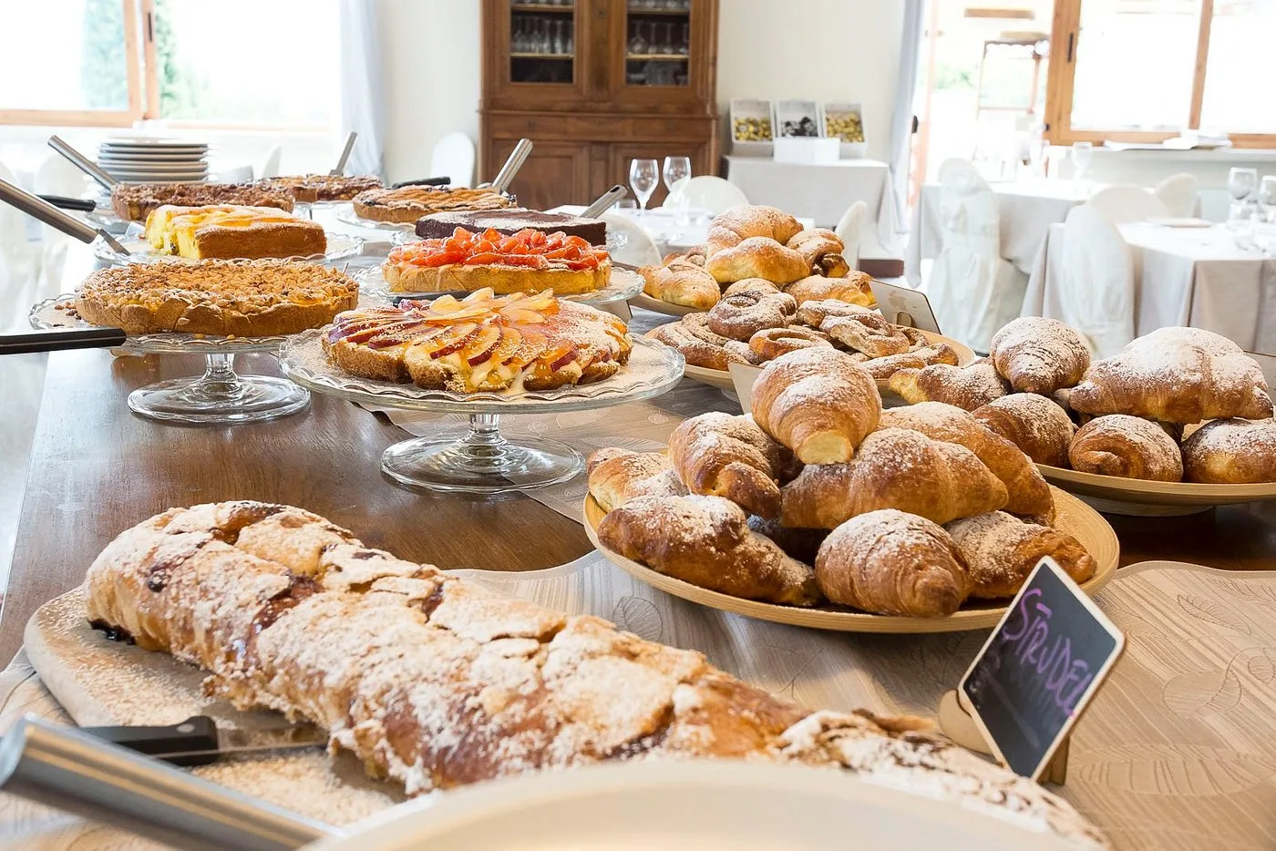 Buffet della colazione con crostate, croissant e dolci vari