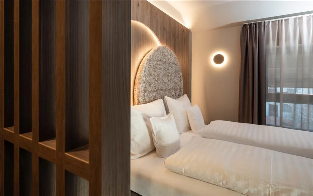 Camera da letto con testiera decorata e illuminazione soffusa