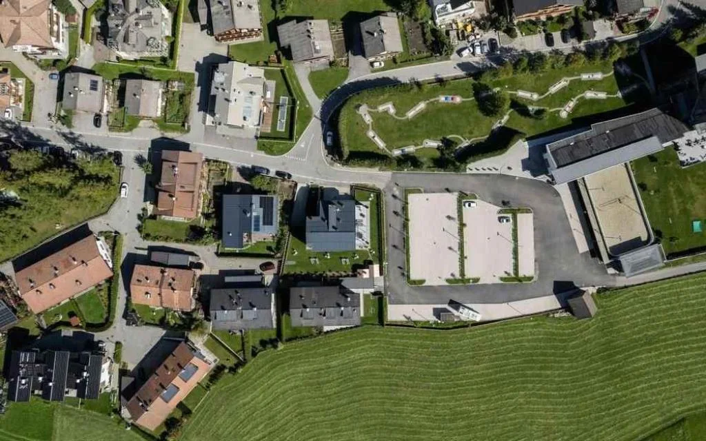 Vista dall'alto dell'edificio e delle aree circostanti del villaggio