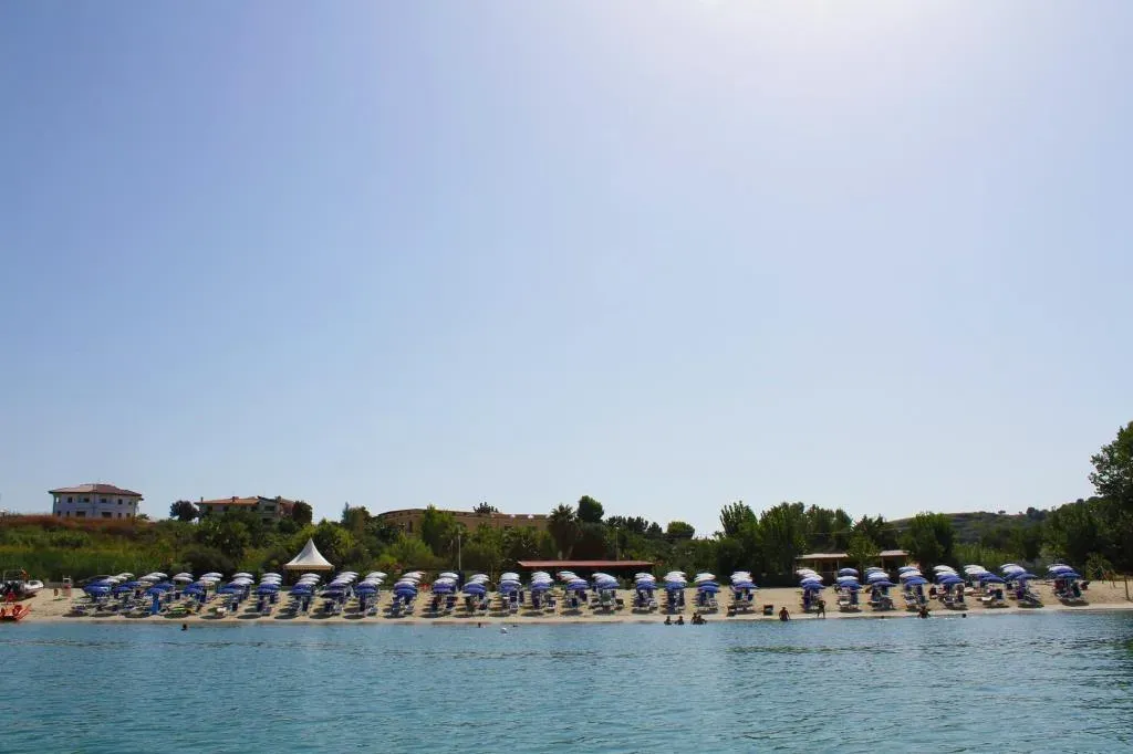 Veduta della spiaggia con file di ombrelloni vista dal mare