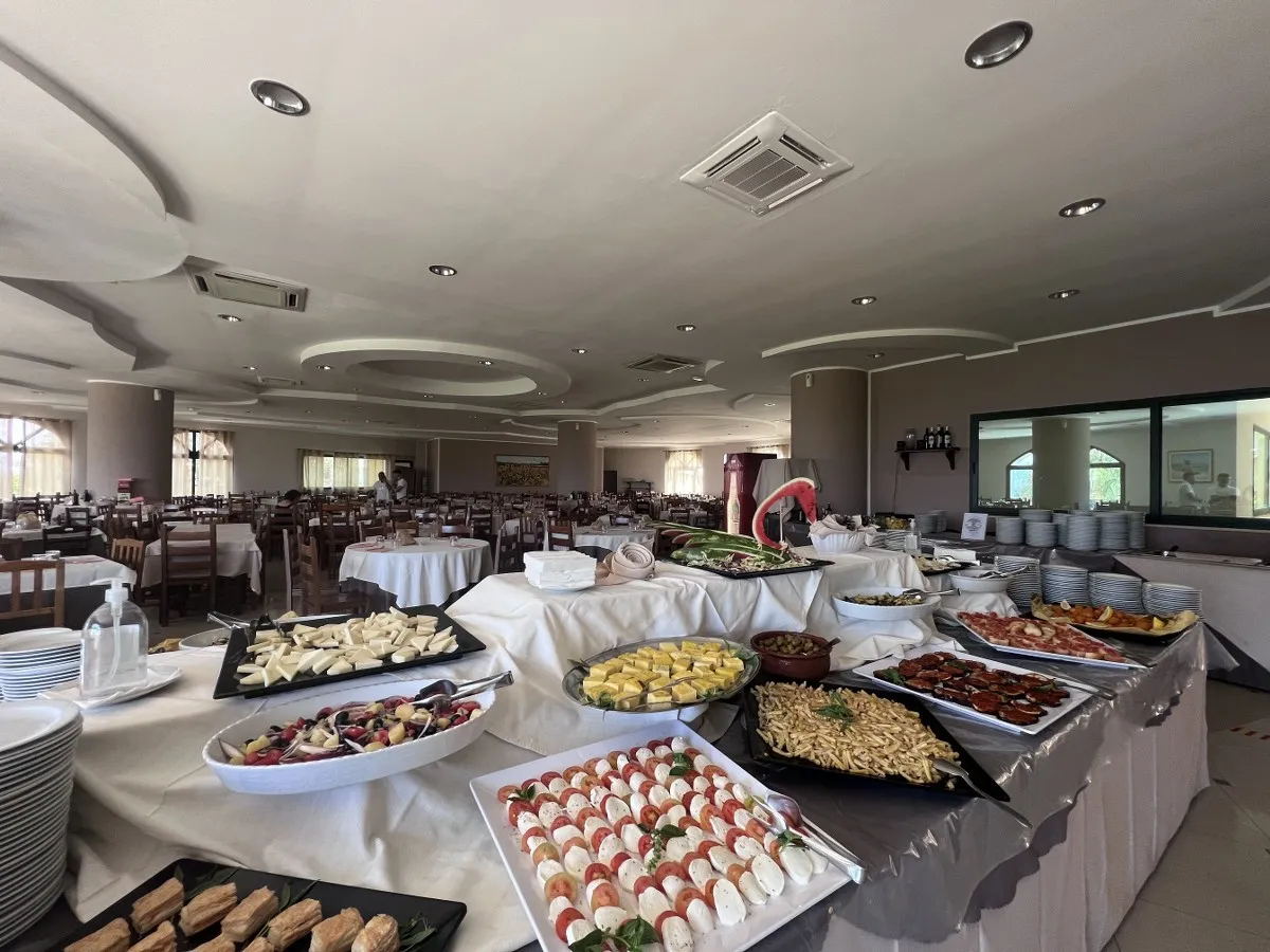 Buffet del ristorante con piatti di formaggi, verdure e antipasti