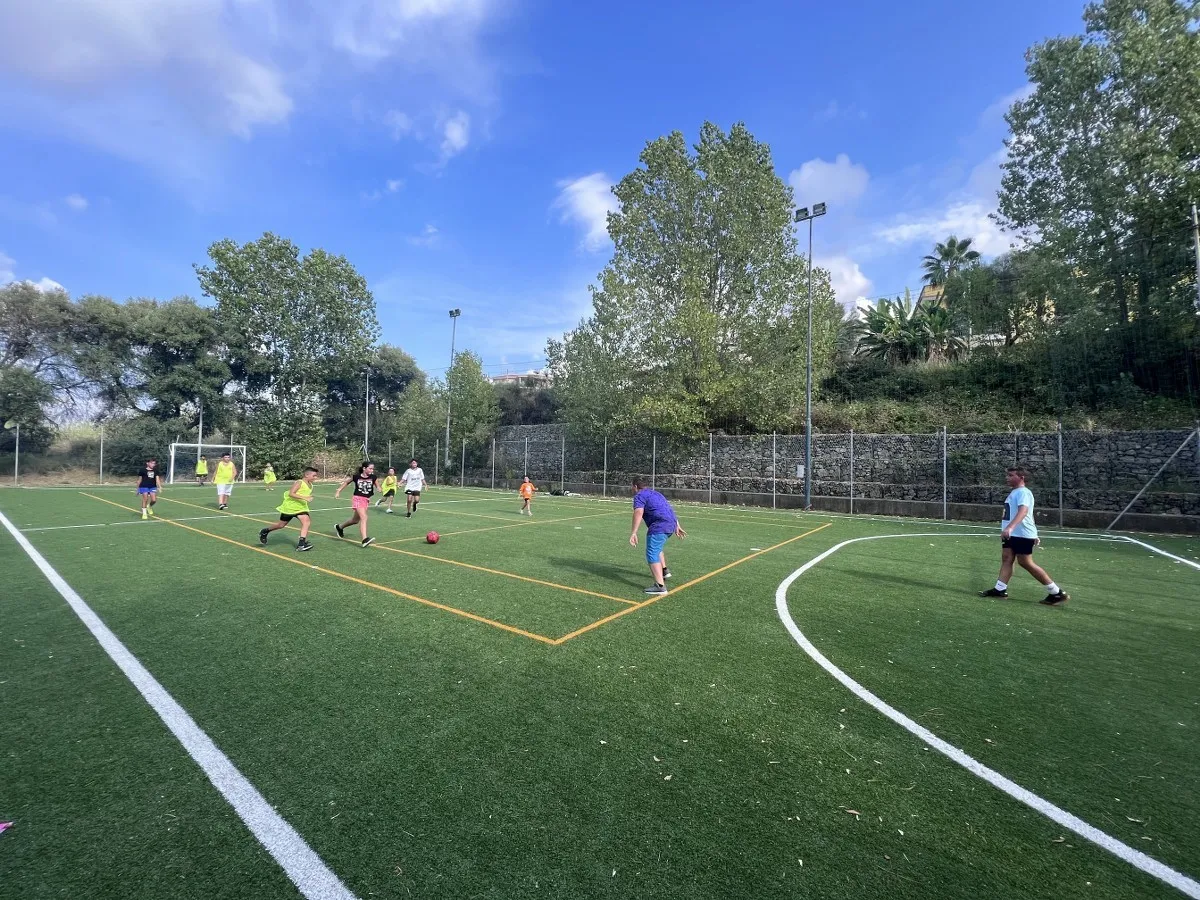 Campo da calcetto in erba sintetica con bambini che giocano