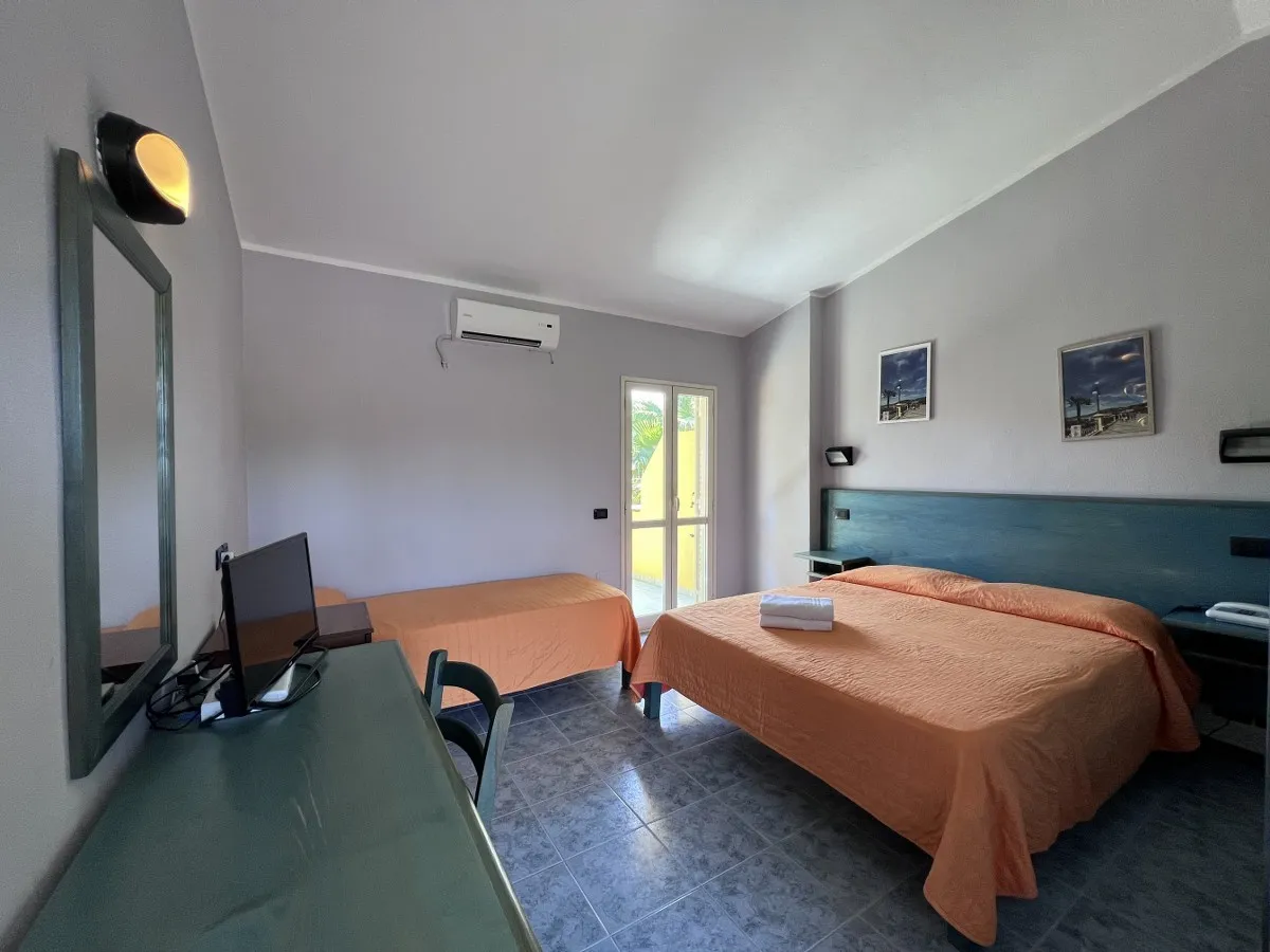 Camera con letto matrimoniale, letto singolo, TV e aria condizionata