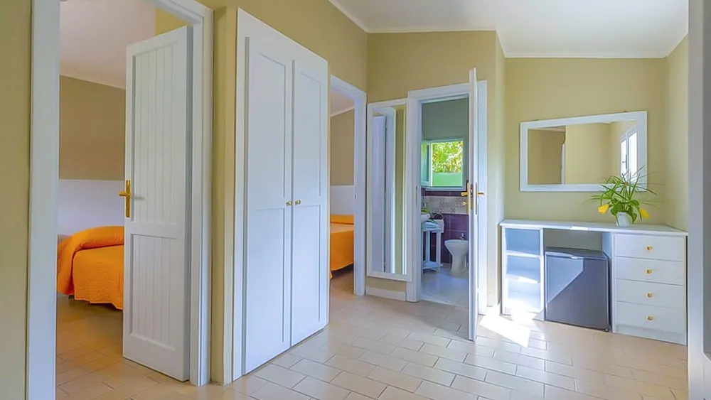 Interno appartamento con disimpegno, armadio e accesso alle camere