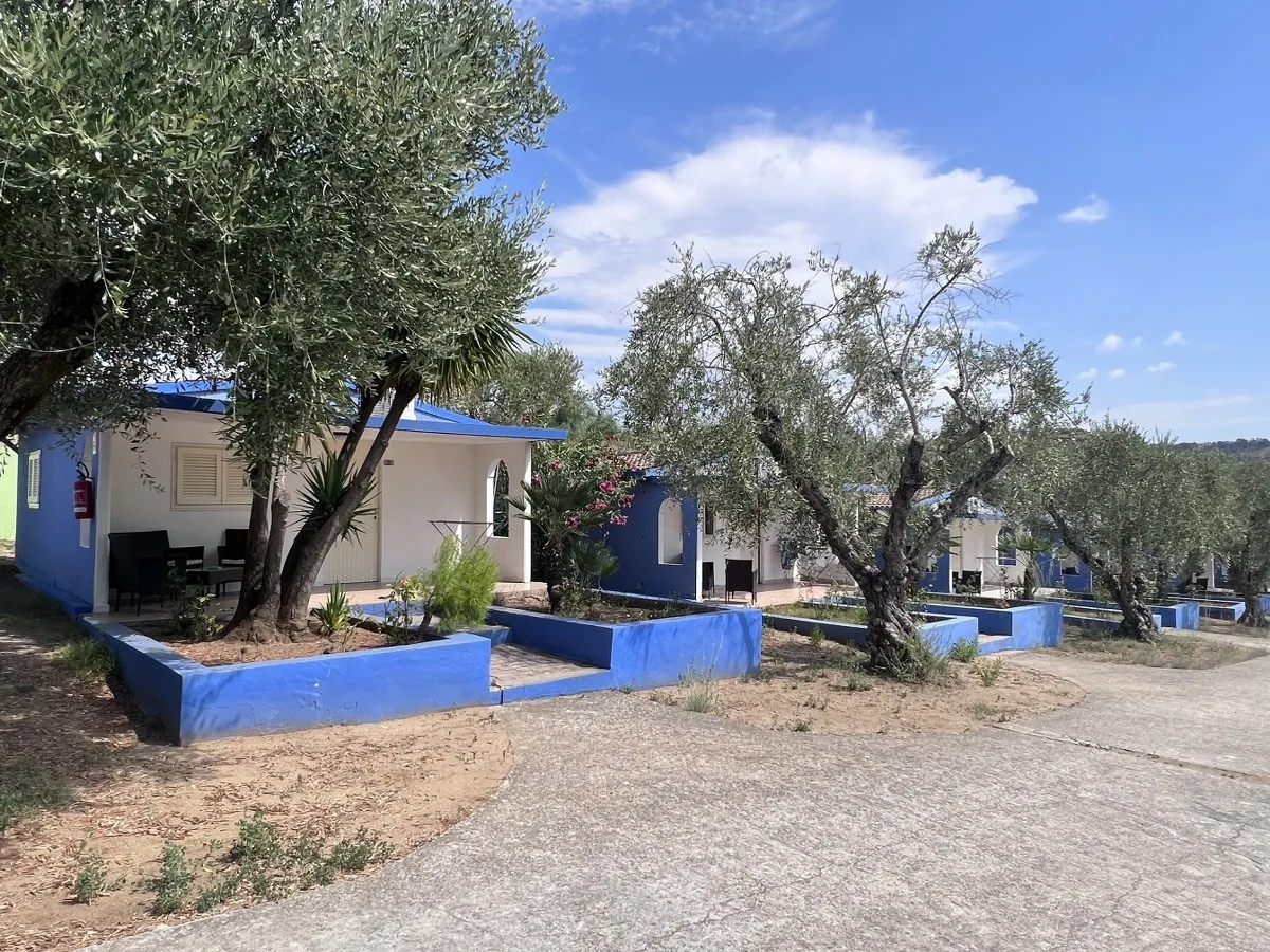 Bungalow azzurri immersi tra gli ulivi del villaggio