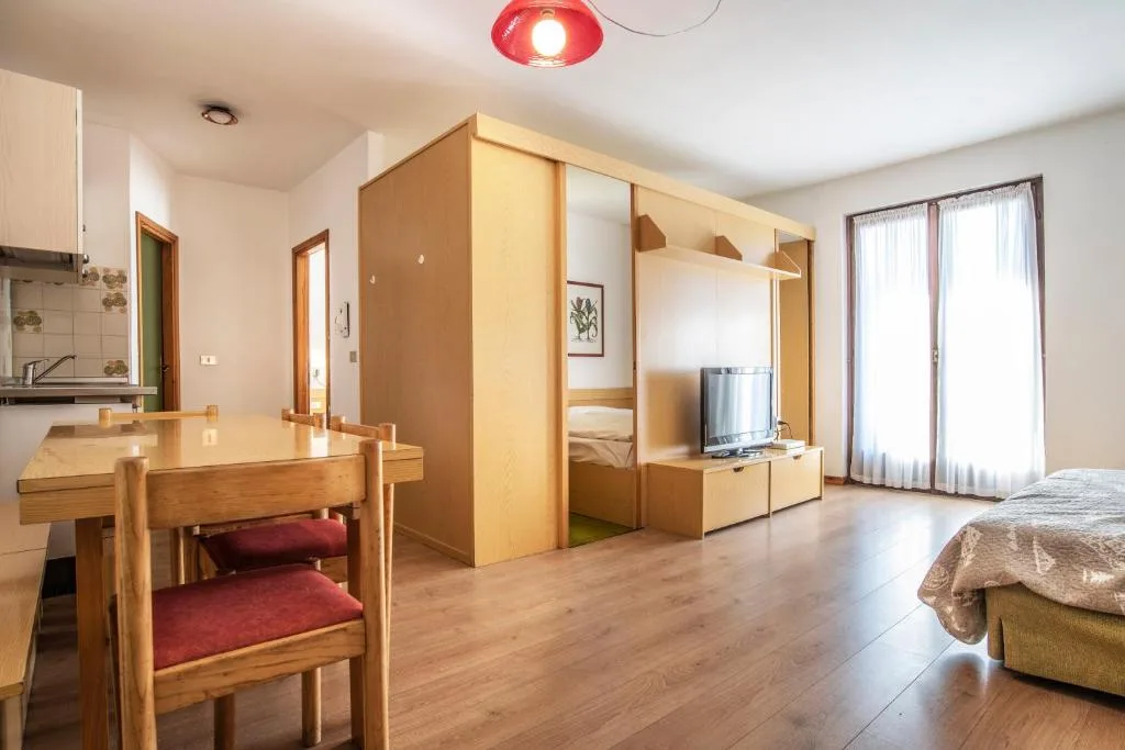 Appartamento open space con cucina, zona pranzo e letto