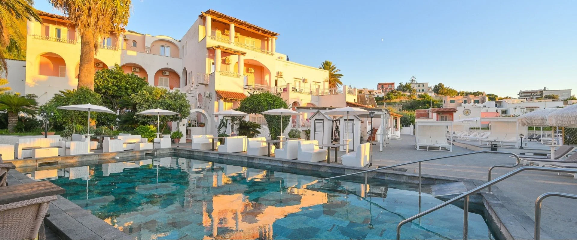 Piscina scoperta e solarium Av Club Terme Colella Ischia
