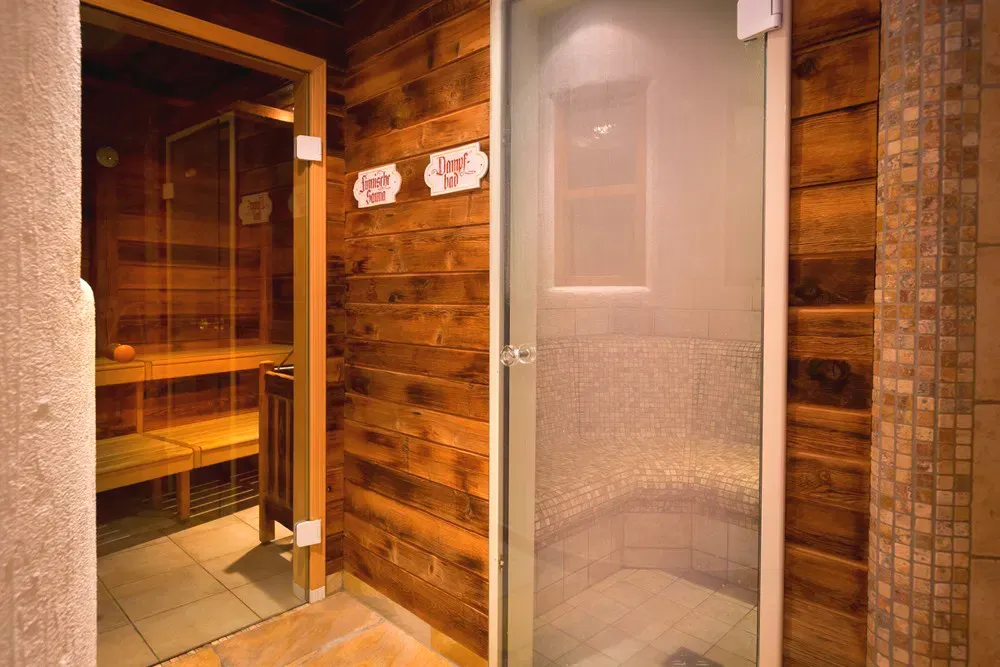 Ingresso della sauna finlandese e del bagno turco con rivestimenti in legno