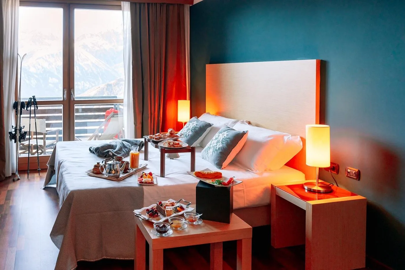 Camera da letto con colazione servita a letto, sci sul balcone e vista montagne
