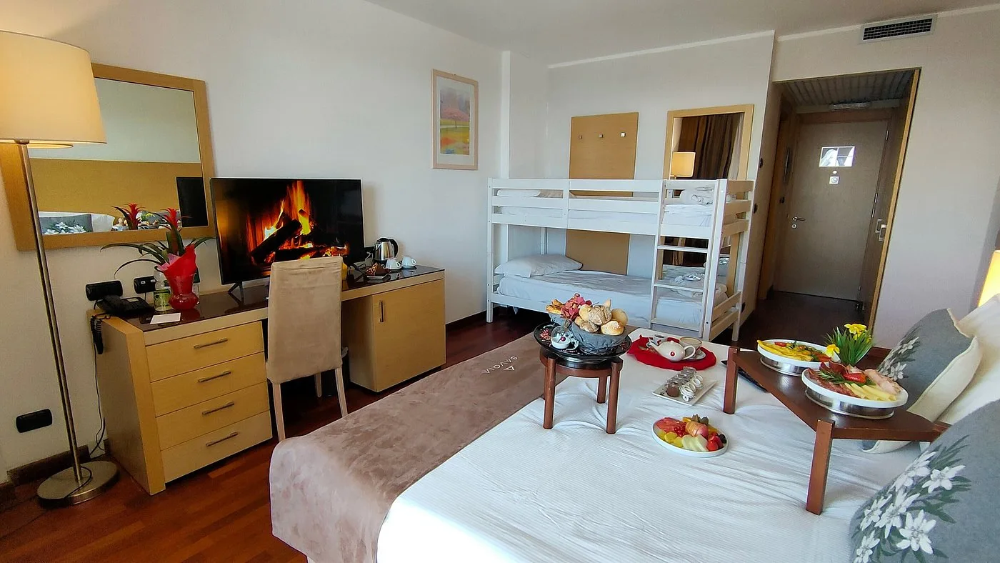 Camera familiare con letto matrimoniale, letto a castello e colazione servita