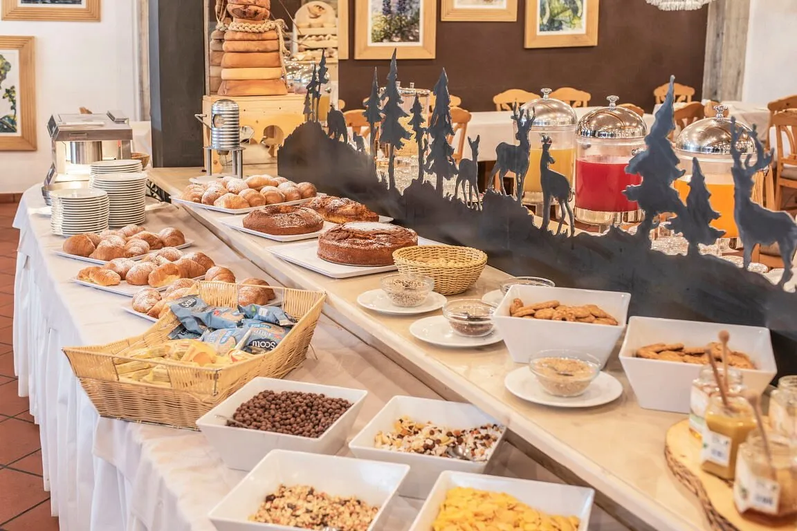 Buffet della colazione con cereali, torte e succhi di frutta