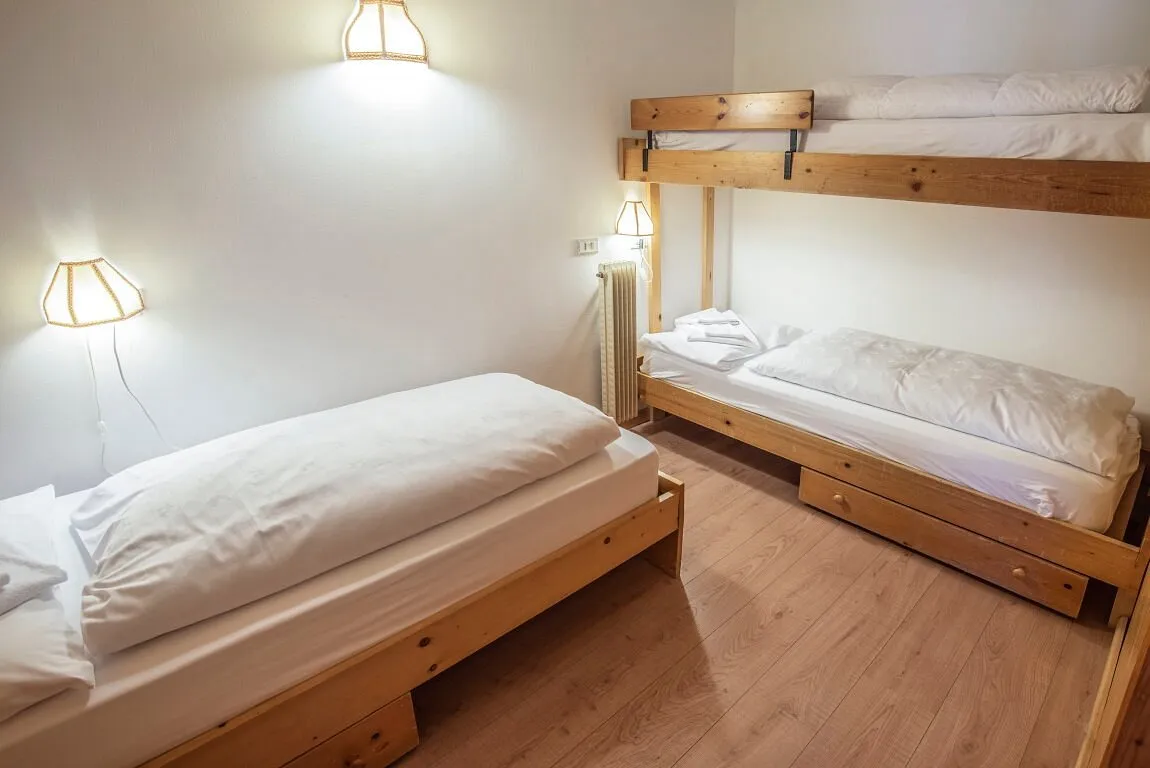 Camera con letto singolo e letto a castello in legno