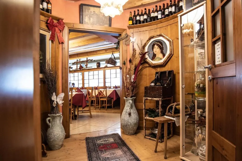 Ingresso del ristorante rustico con boiserie in legno e decorazioni natalizie
