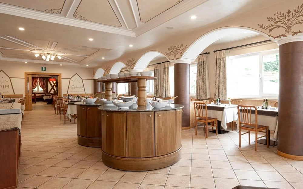 Sala ristorante con buffet centrale in legno e archi decorati