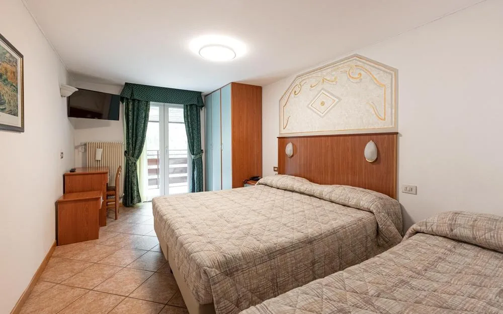 Camera tripla con letto matrimoniale, letto singolo e balcone