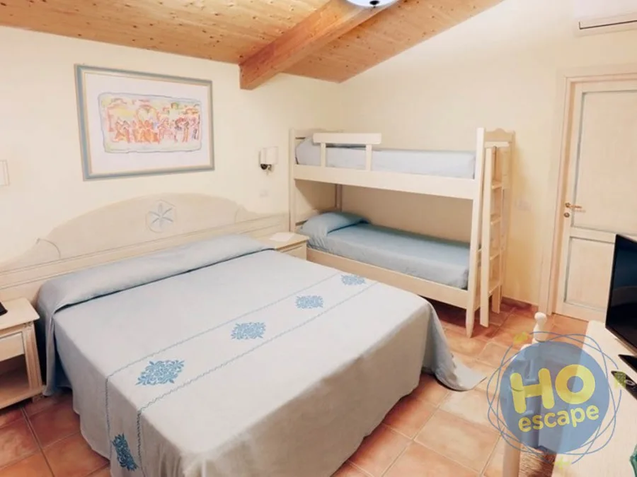 Camera con letto matrimoniale, letto a castello e soffitto in legno