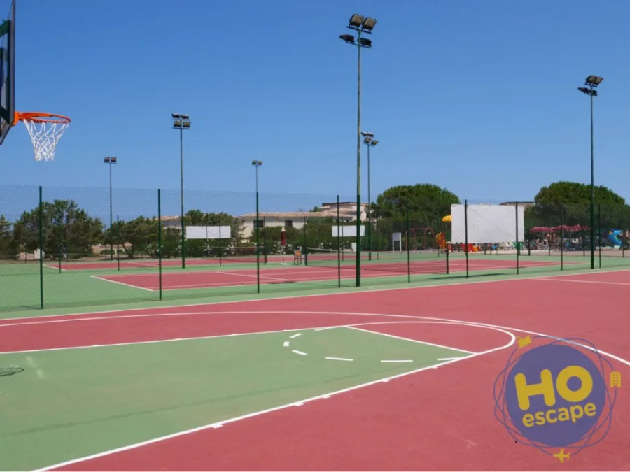 Ampi campi polivalenti per basket, tennis e calcetto sotto cielo azzurro