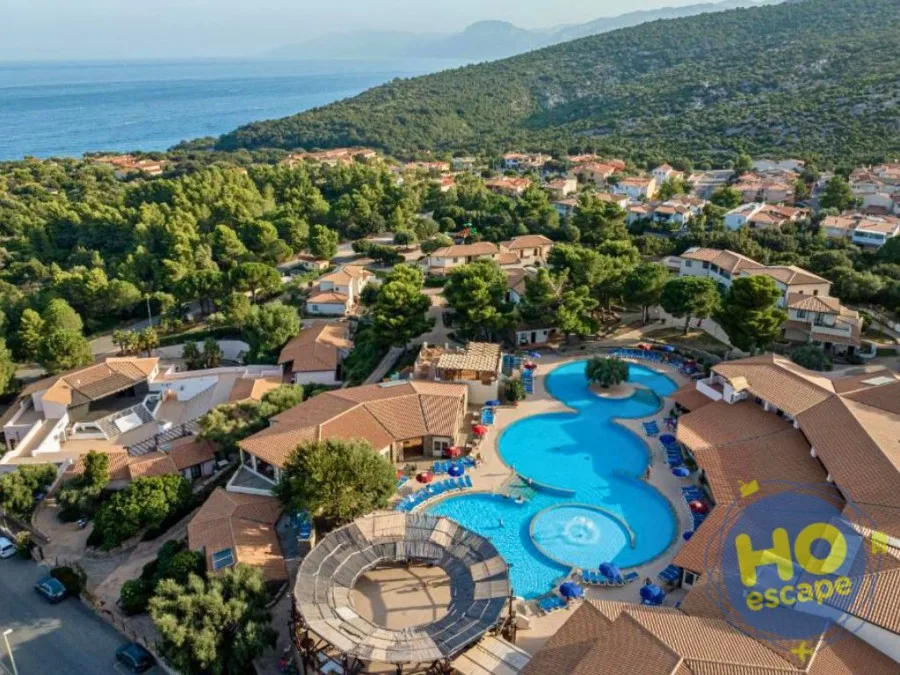 Veduta panoramica del resort con grande piscina e mare