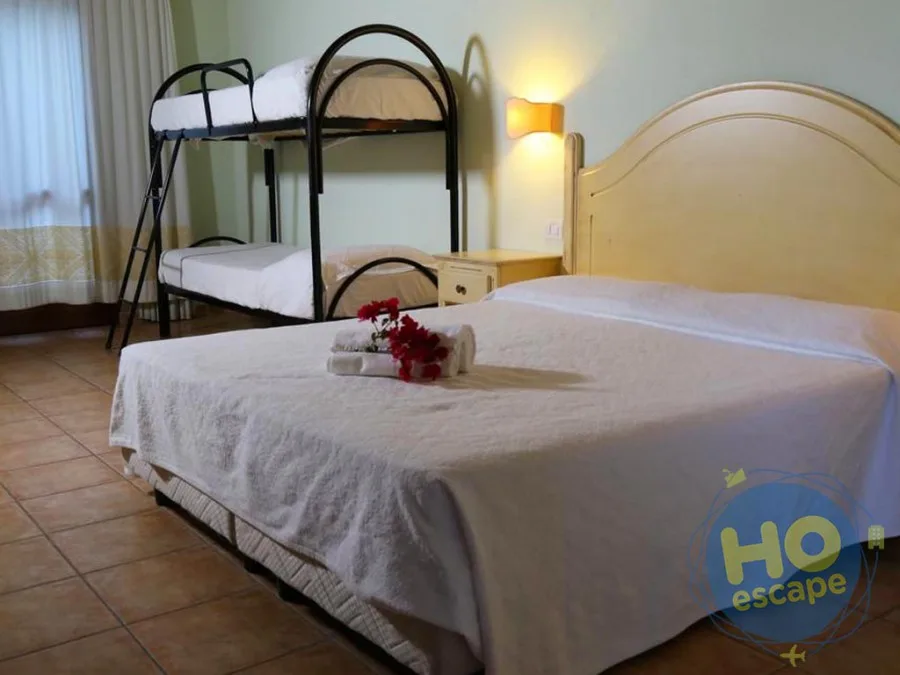 Camera con letto matrimoniale e letto a castello, ideale per famiglie