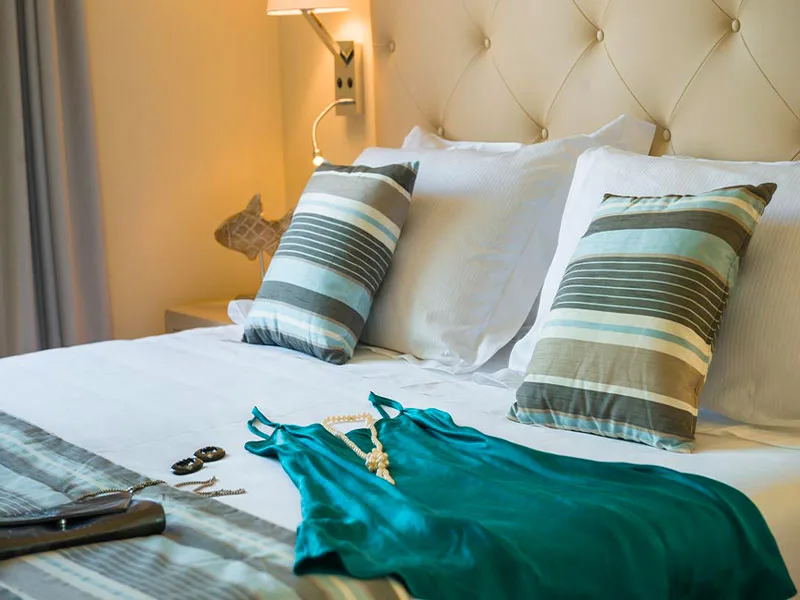 Letto matrimoniale con cuscini decorativi e dettagli eleganti
