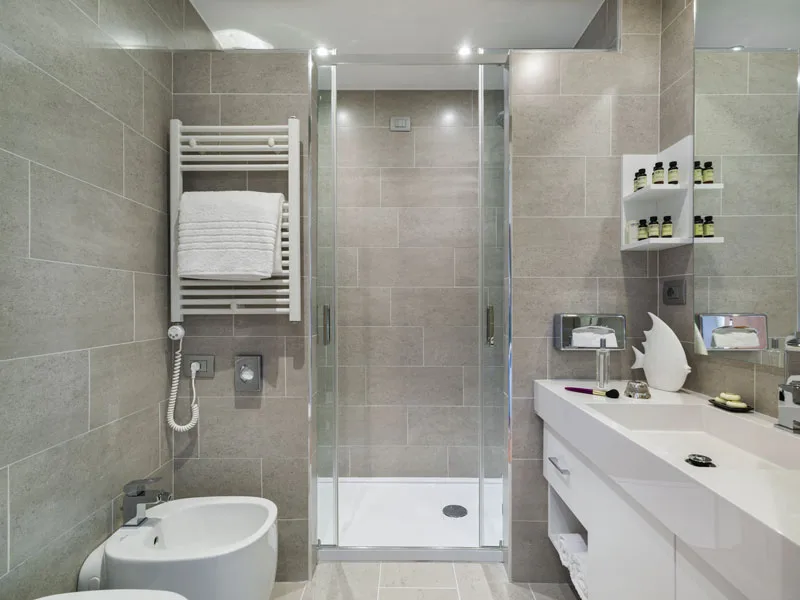Bagno moderno con doccia, bidet e lavabo bianco