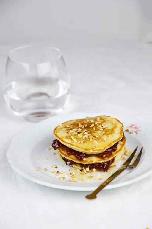 Pancake con marmellata e granella di nocciole serviti a colazione