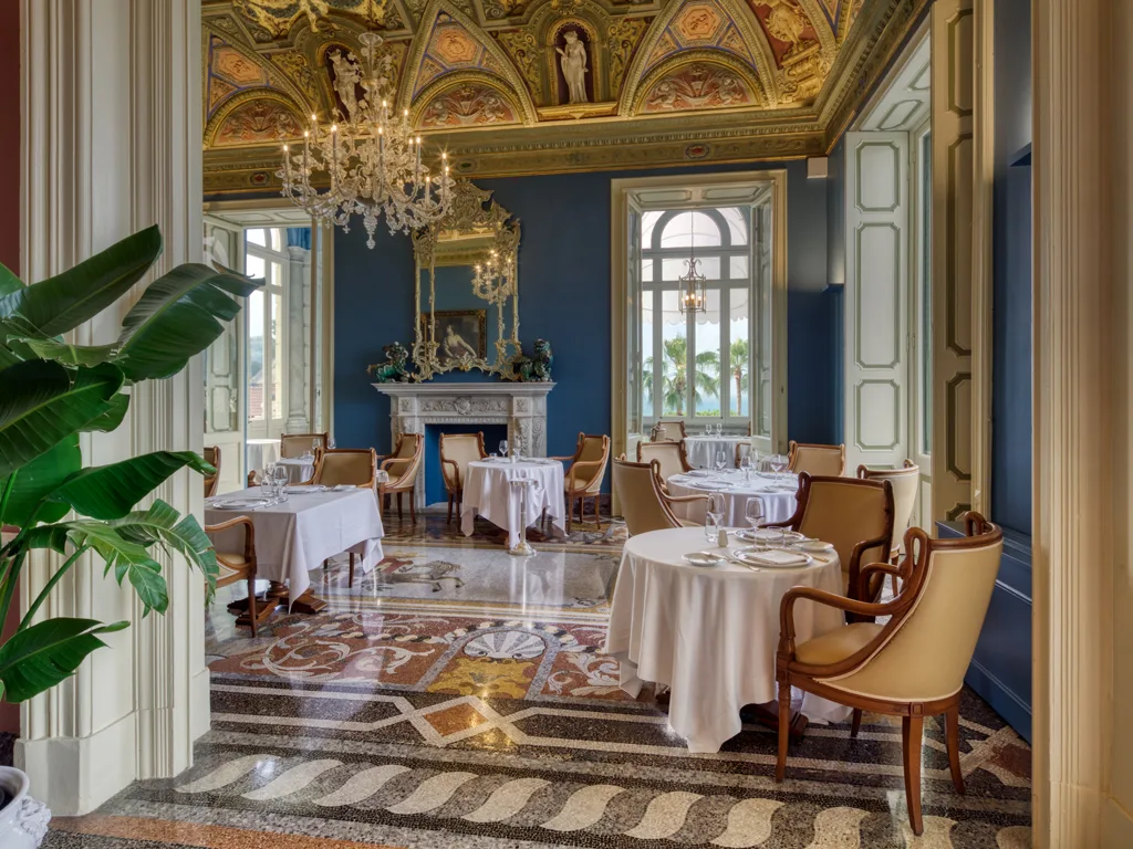 Sala ristorante storica con soffitto affrescato, lampadario di cristallo e pavimento a mosaico