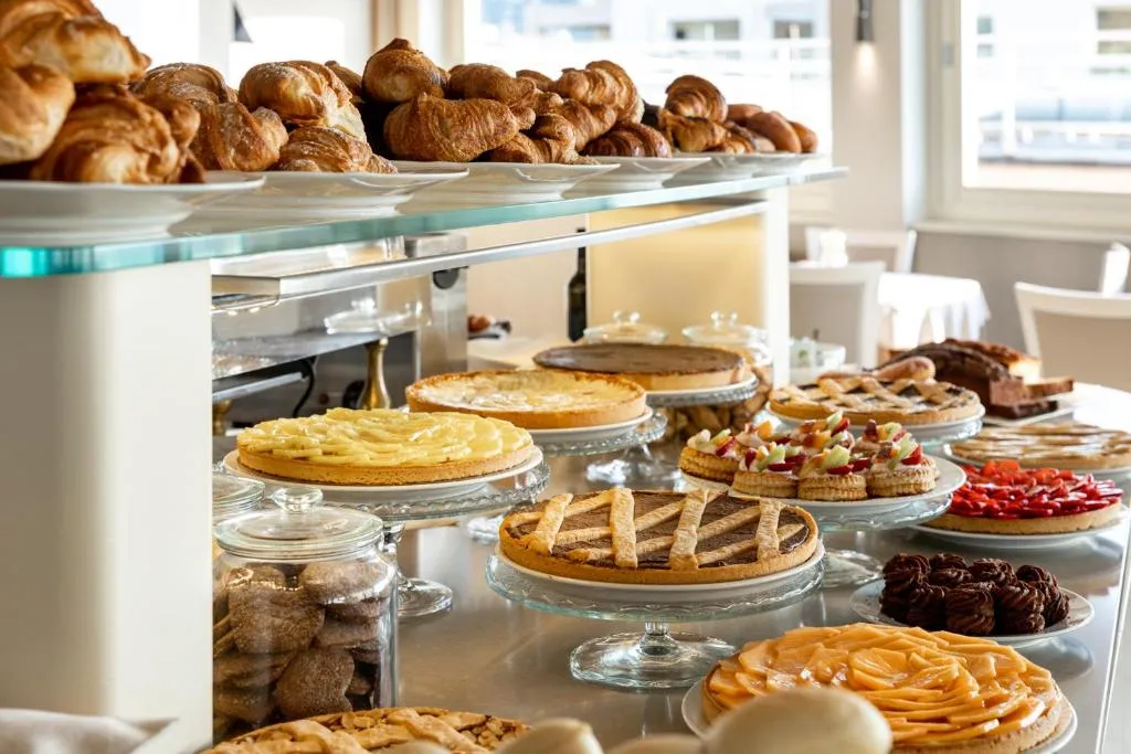 Buffet di dolci e cornetti con crostate e pasticceria assortita