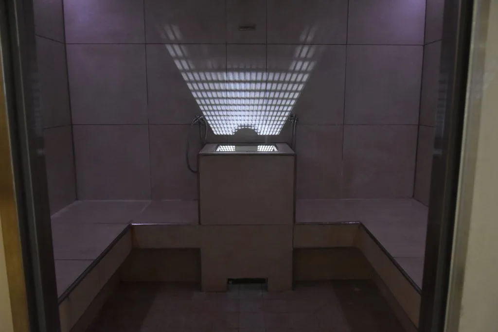 Bagno turco con panche in pietra e illuminazione soffusa