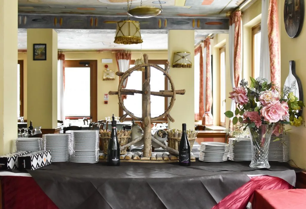 Buffet del ristorante con decorazione a timone in legno e fiori