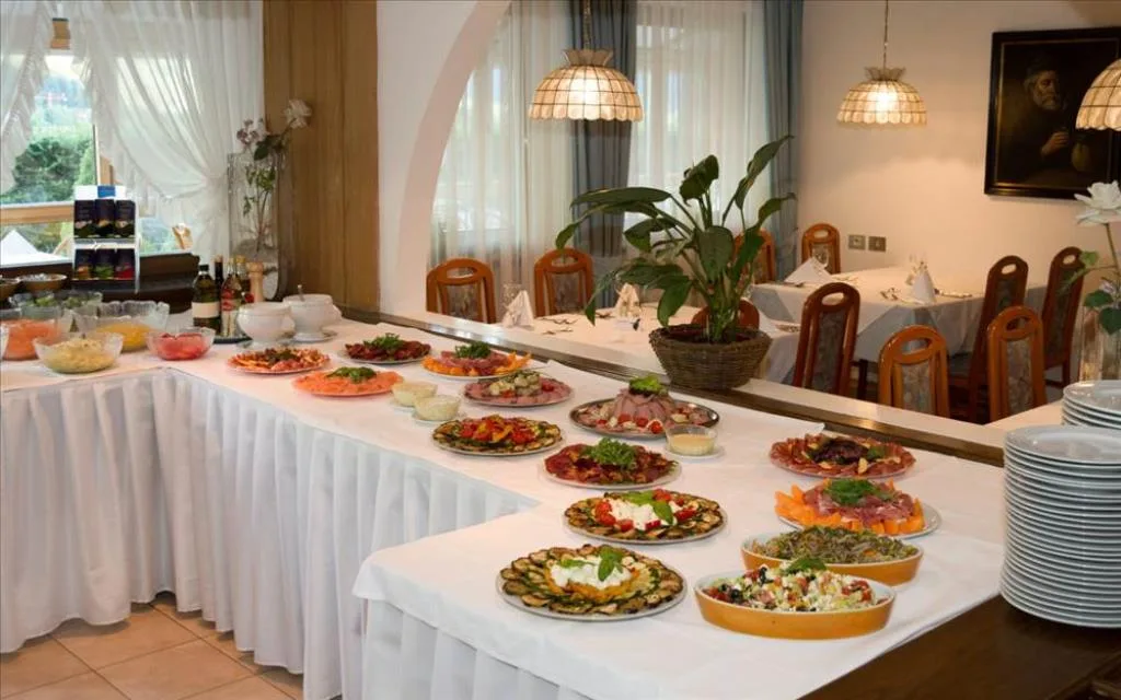 Buffet ricco di piatti e antipasti in sala ristorante