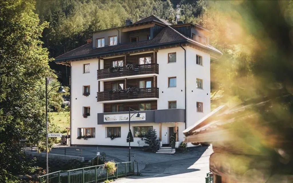 Vista dell'hotel immerso nella natura con luce del tramonto