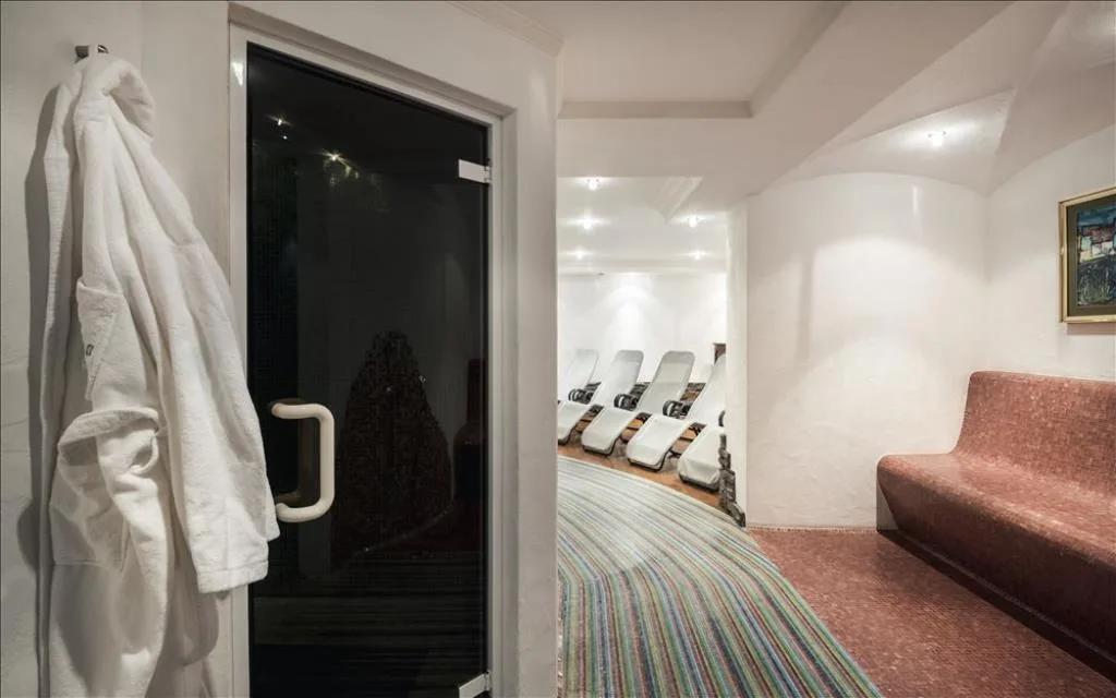 Ingresso della spa con accappatoi, sauna e area relax