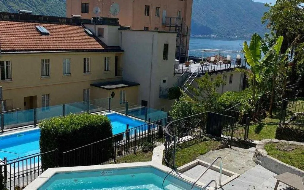 Piscine esterne e vasca idromassaggio con vista sul lago e giardino tropicale