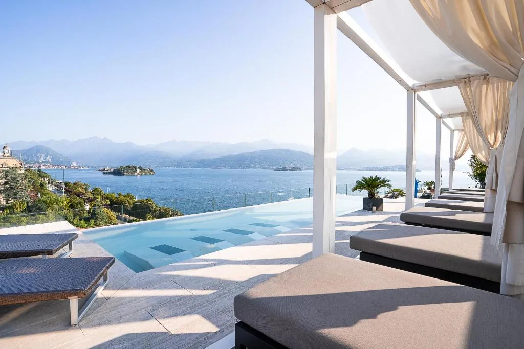 Terrazza con piscina, lettini e gazebo con vista sul Lago Maggiore e le isole