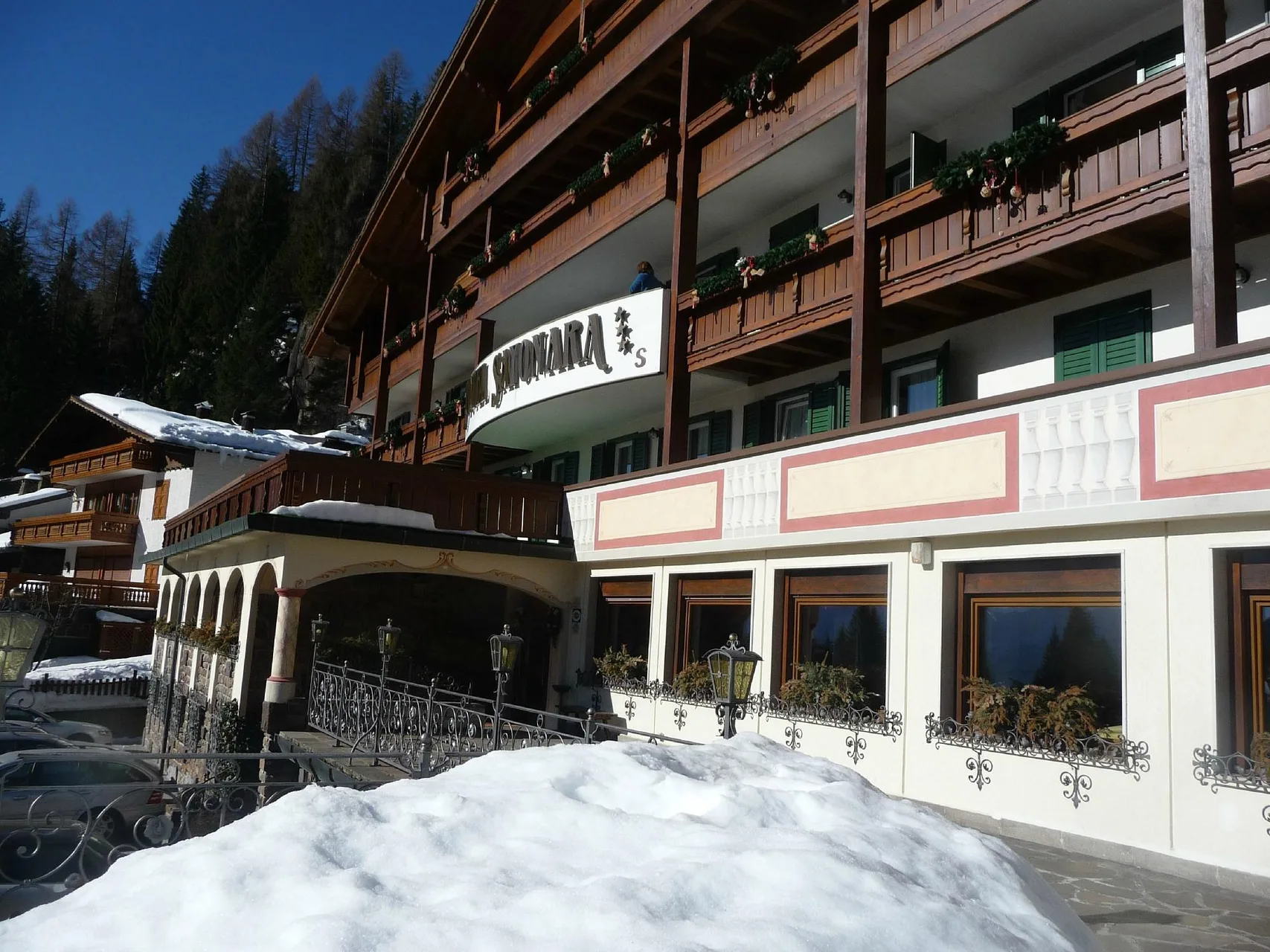 Facciata dell'Hotel Savonara con balconi decorati e neve in inverno