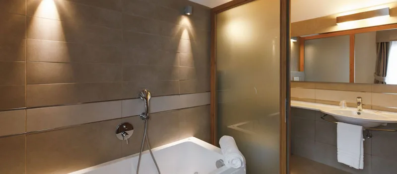 Bagno moderno con vasca, doccia separata e lavabo con specchio