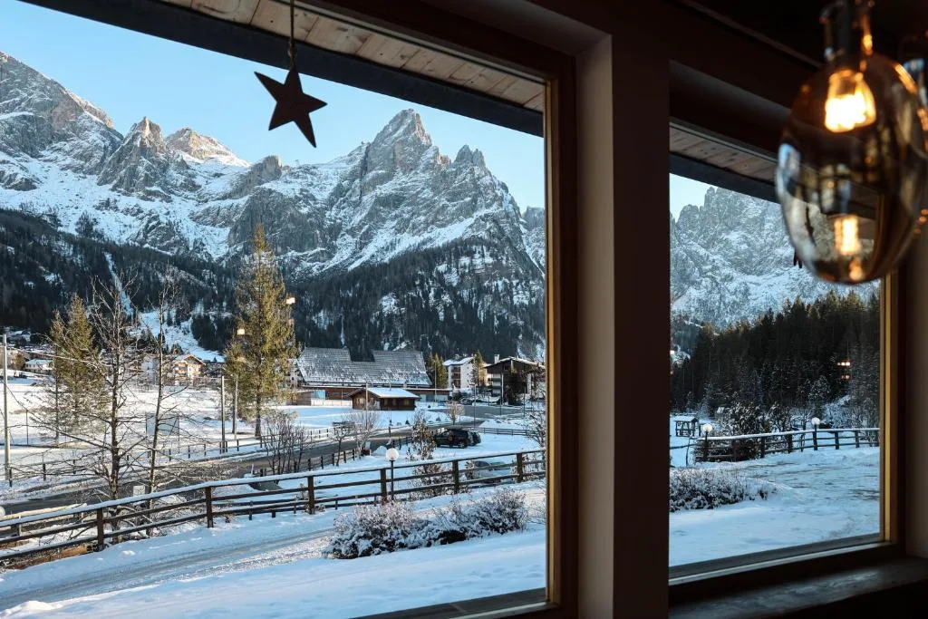 Vista invernale sulle montagne innevate da una finestra dell'hotel