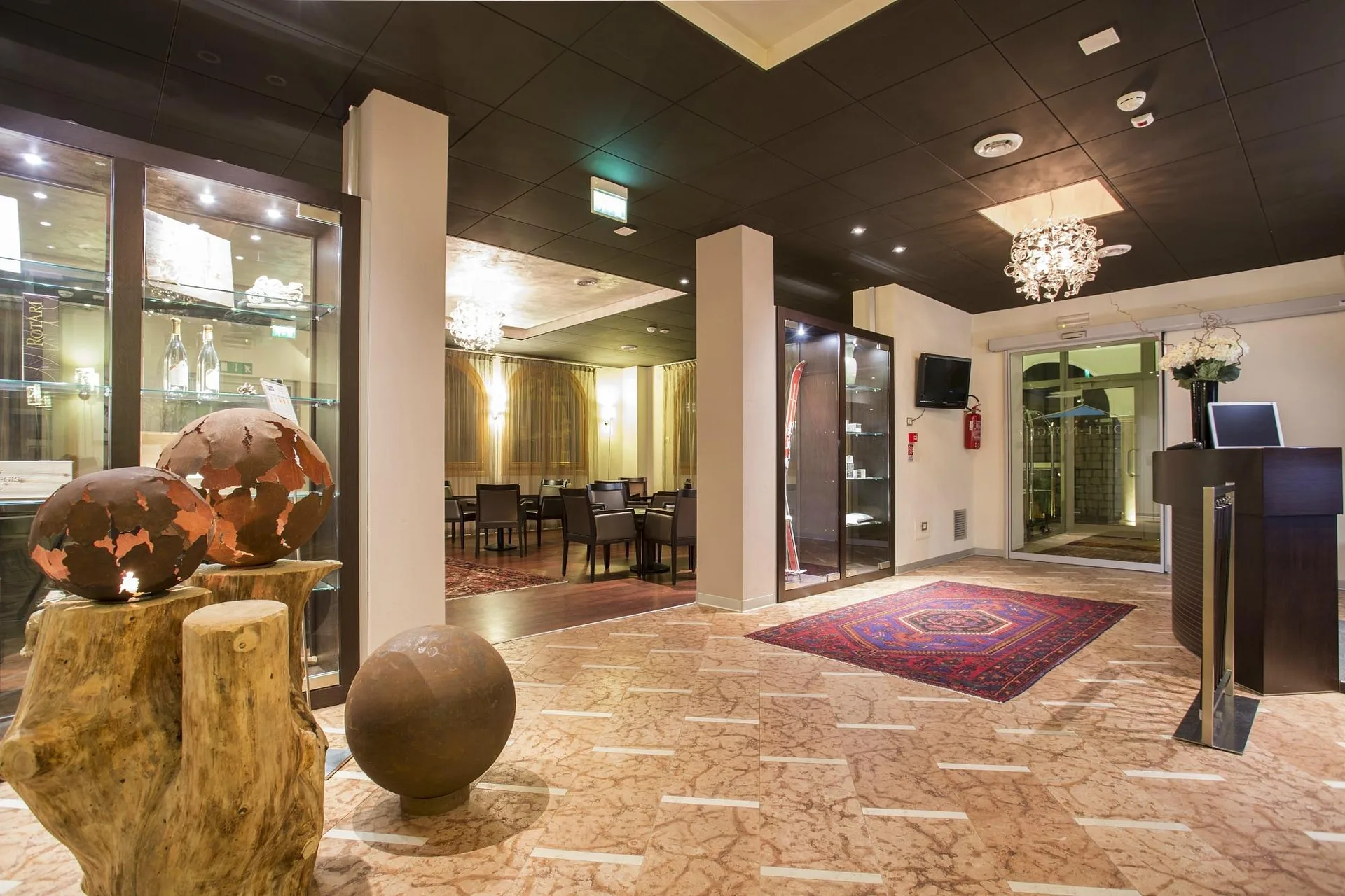 Hall dell'hotel con reception, pavimento in marmo e arredi di design