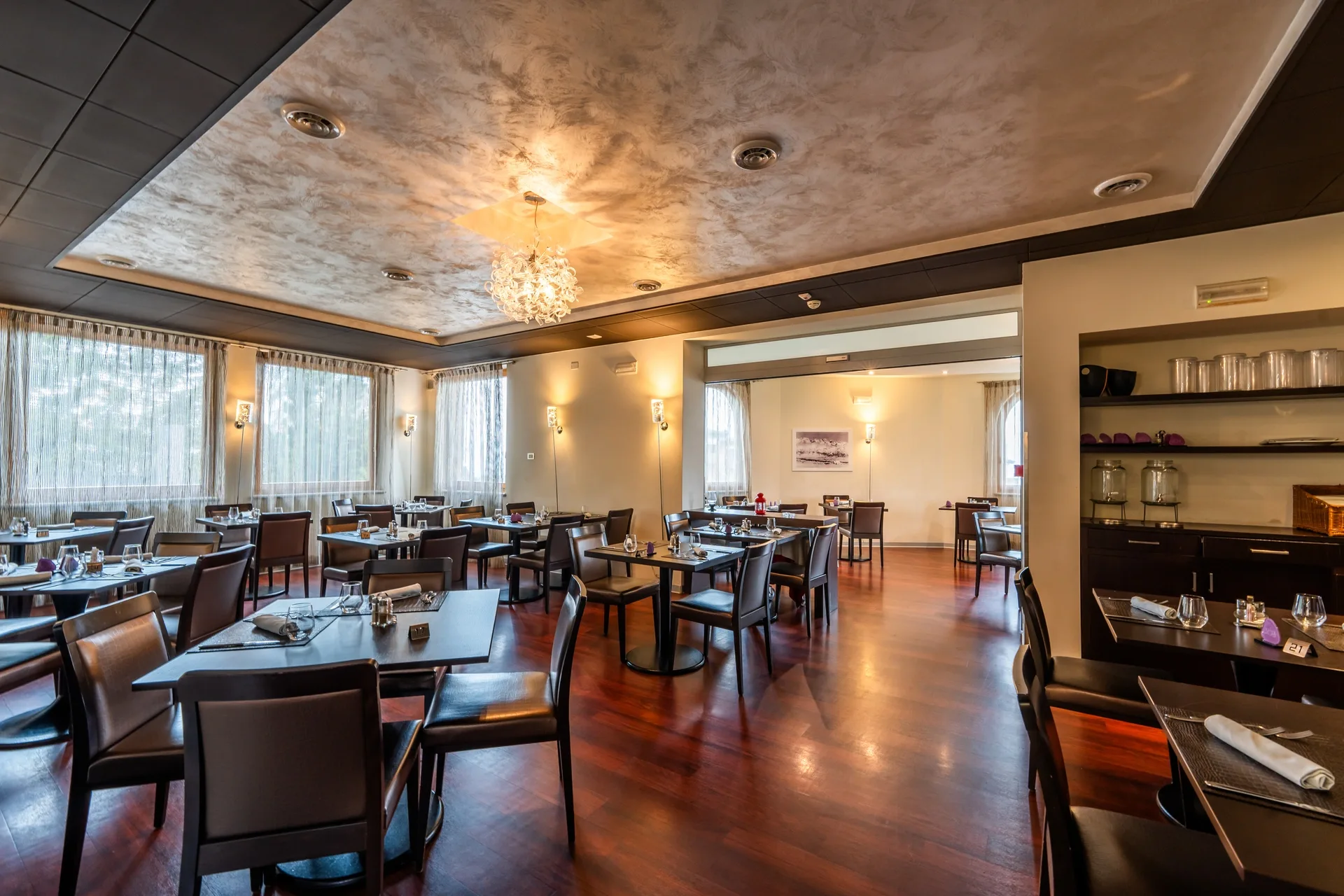 Sala ristorante elegante con tavoli in legno e pavimento in parquet
