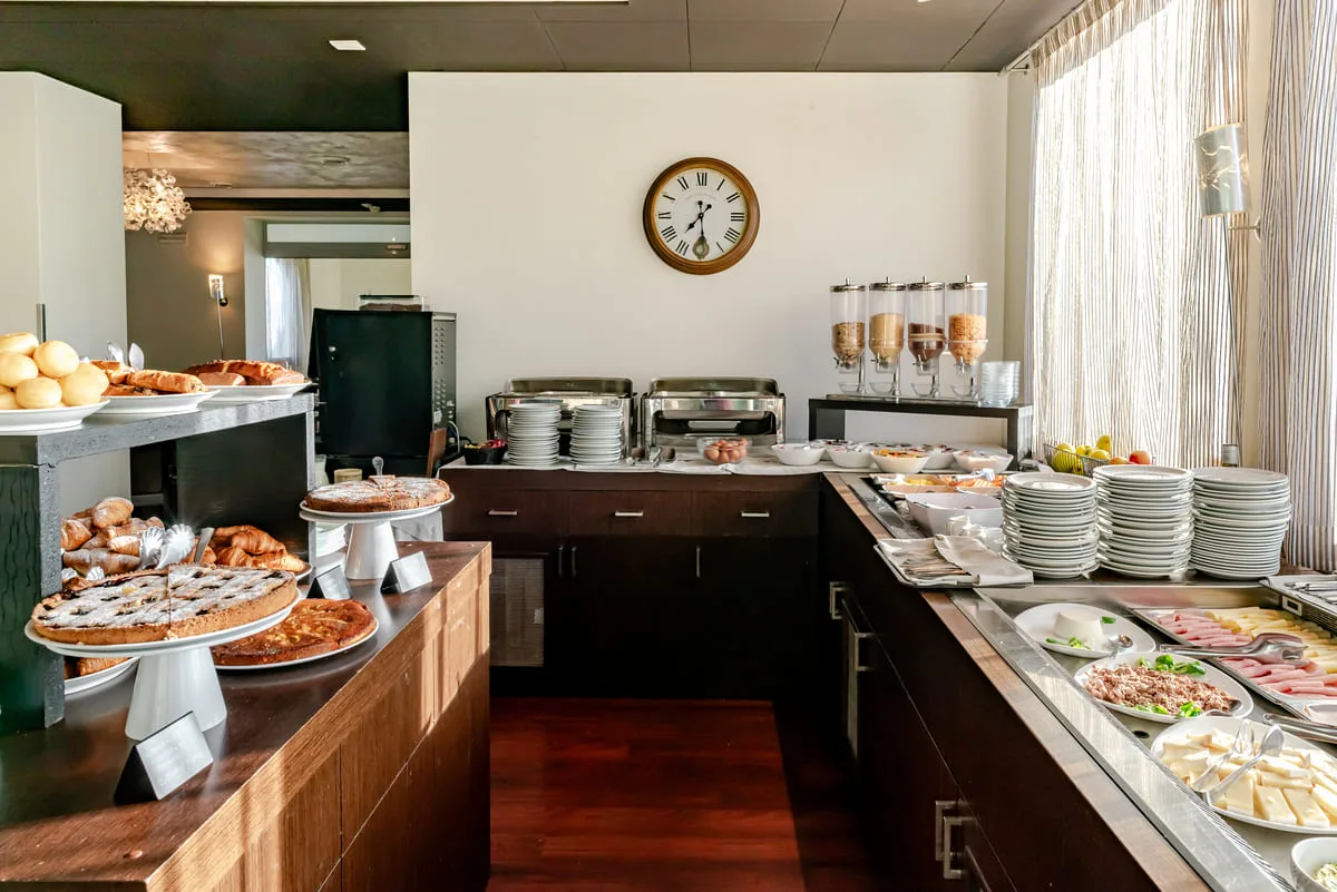Buffet della colazione con dolci, torte, cereali e affettati