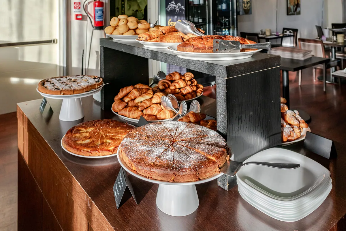 Dettaglio del buffet con torte fatte in casa e cornetti