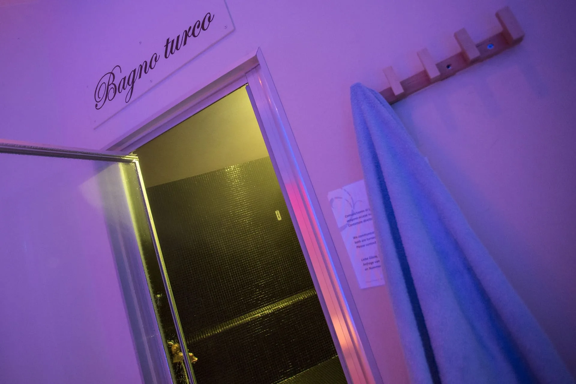 Ingresso del bagno turco della spa con illuminazione colorata