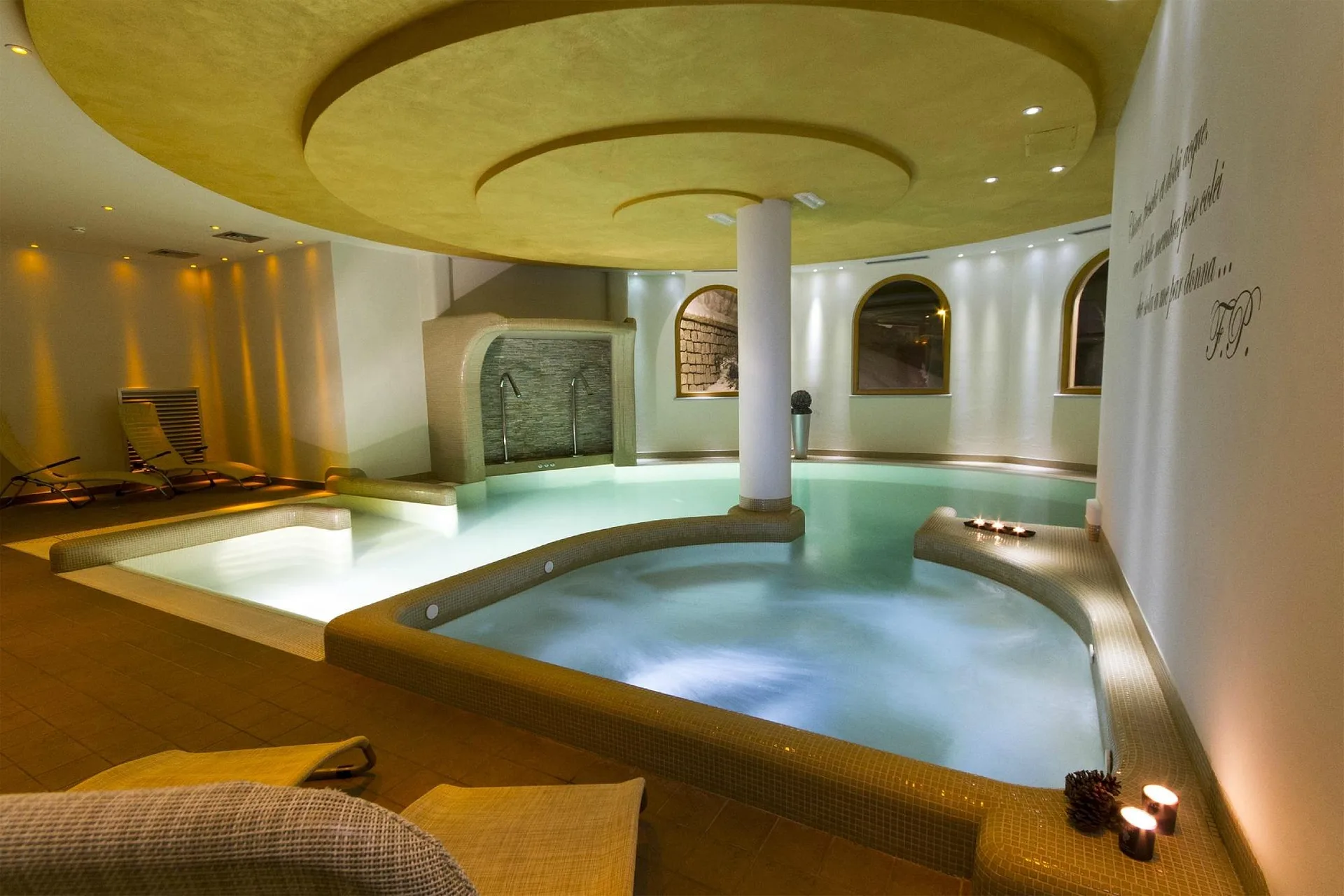 Piscina interna con idromassaggio, candele e atmosfera rilassante