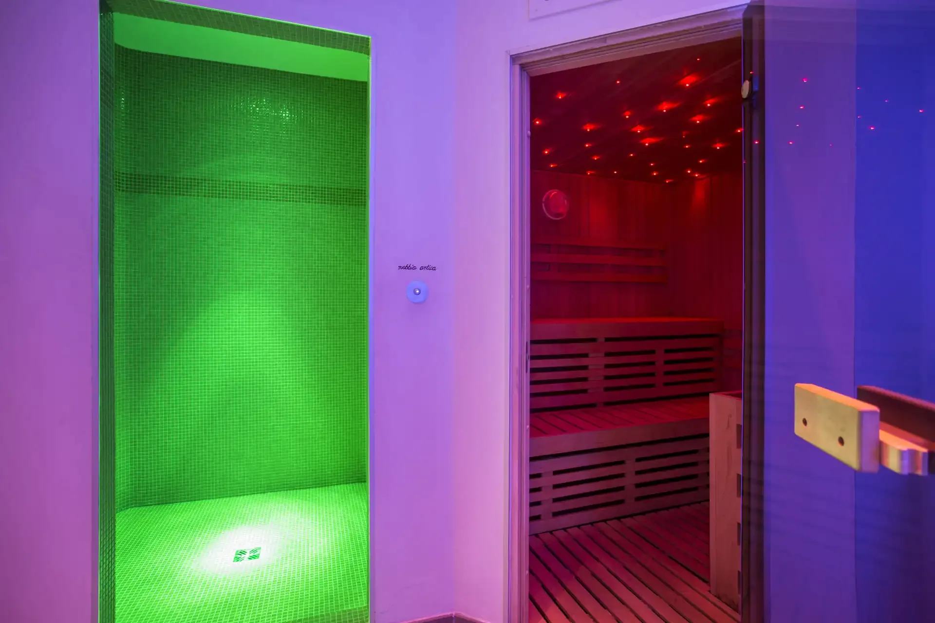 Percorso benessere con bagno turco e sauna a luci colorate