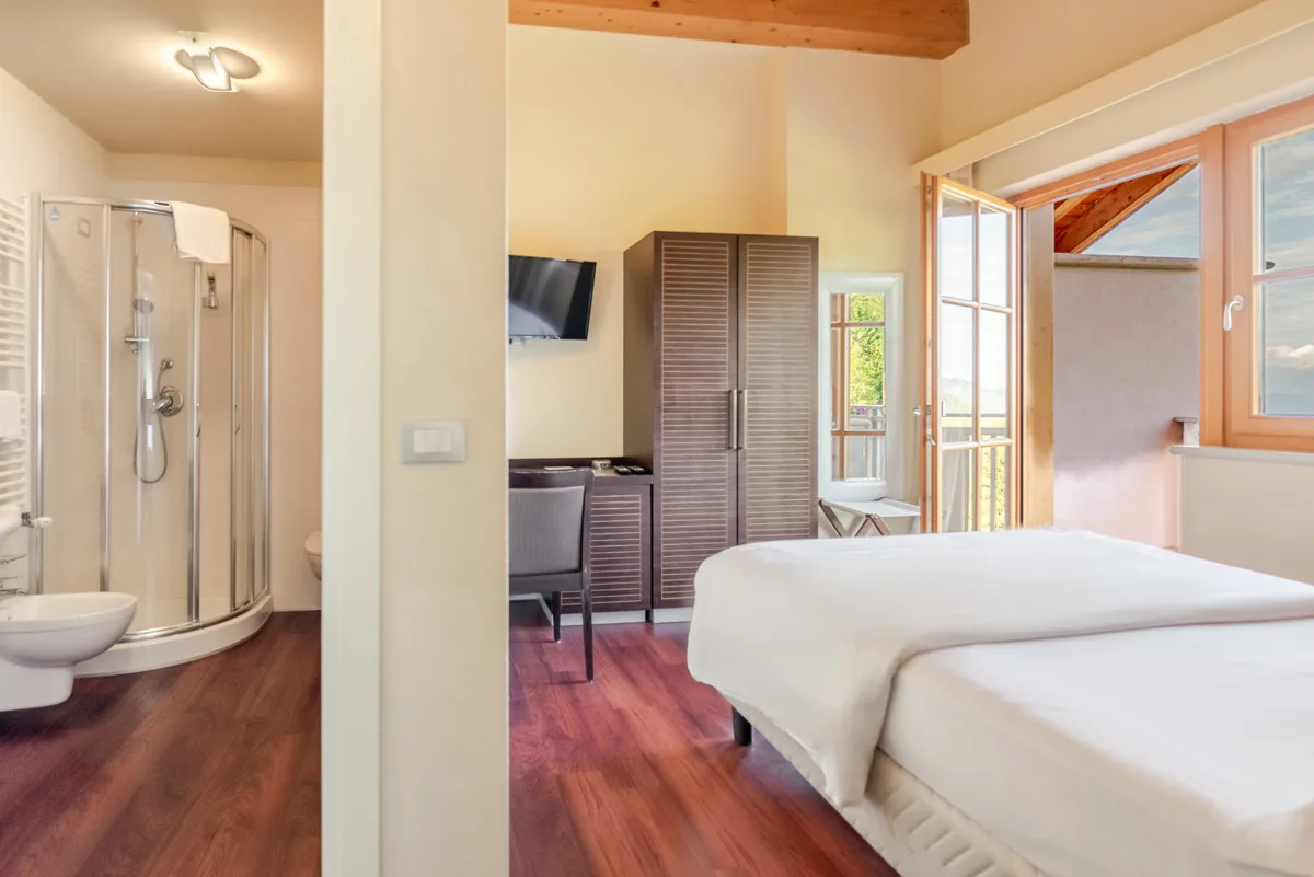 Camera con letto matrimoniale, bagno con doccia e balcone