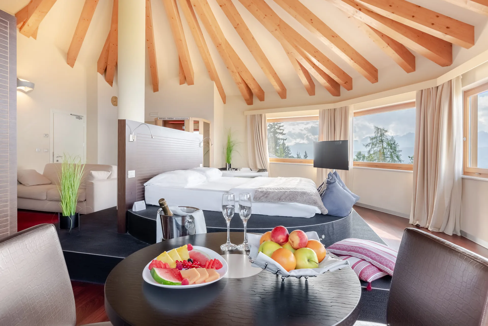 Suite mansardata con letto rotondo, idromassaggio e vista panoramica